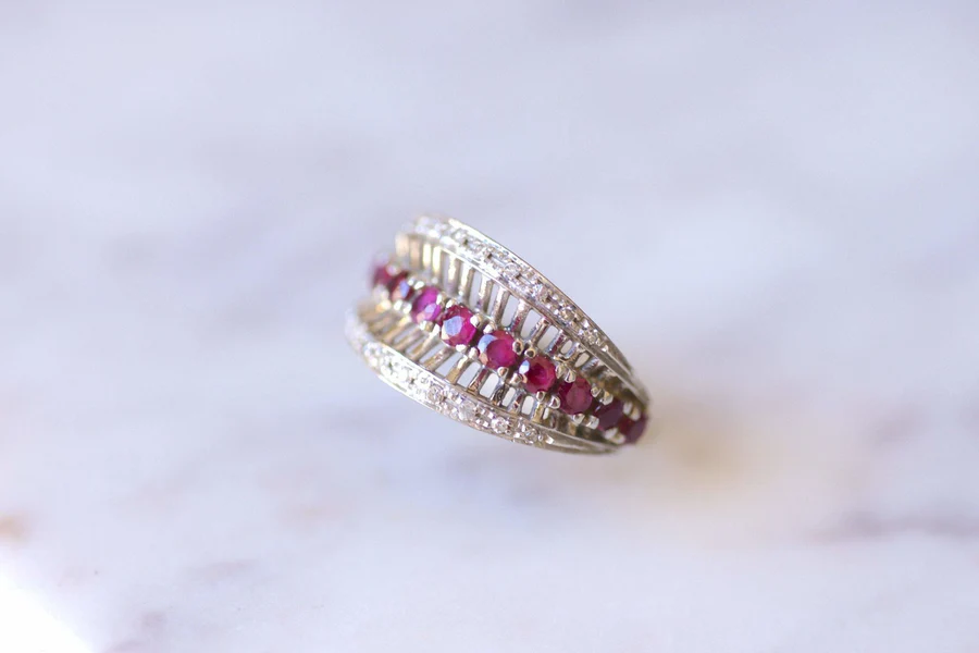 Vintage white gold, ruby and diamonds bandeau ring - Galerie Pénélope