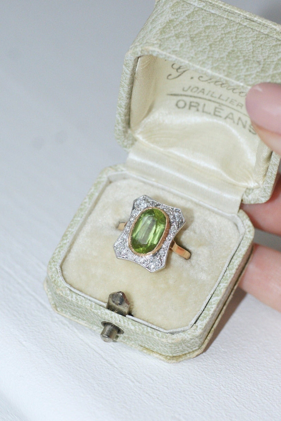 Belle Epoque Peridot ring with diamond setting - Galerie Pénélope