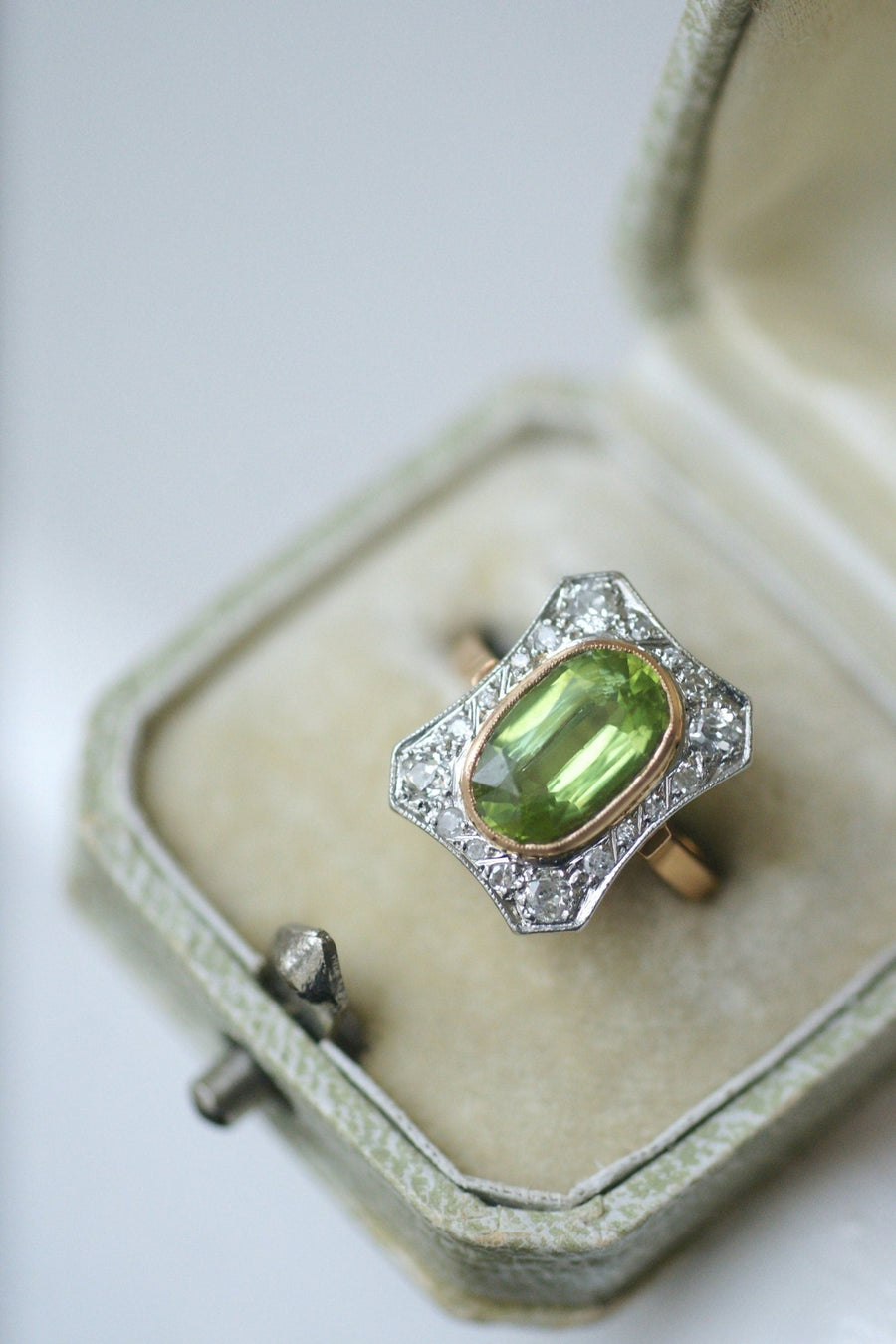 Belle Epoque Peridot ring with diamond setting - Galerie Pénélope