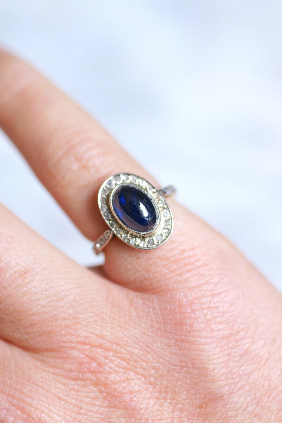 Belle Epoque sapphire cabochon ring 3.50 Cts surrounded by diamonds on gold - Galerie Pénélope