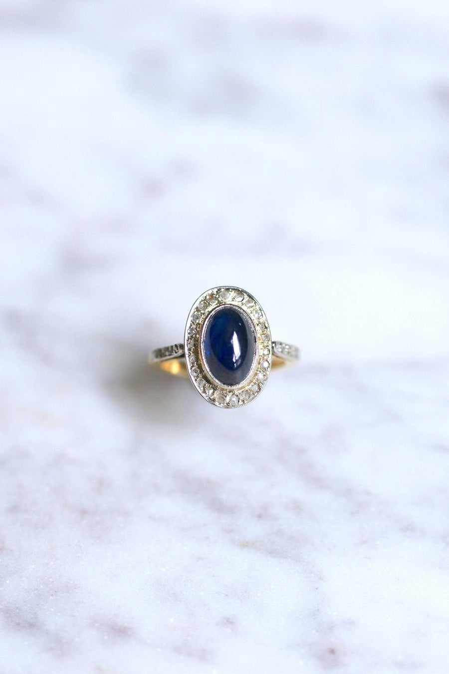 Belle Epoque sapphire cabochon ring 3.50 Cts surrounded by diamonds on gold - Galerie Pénélope