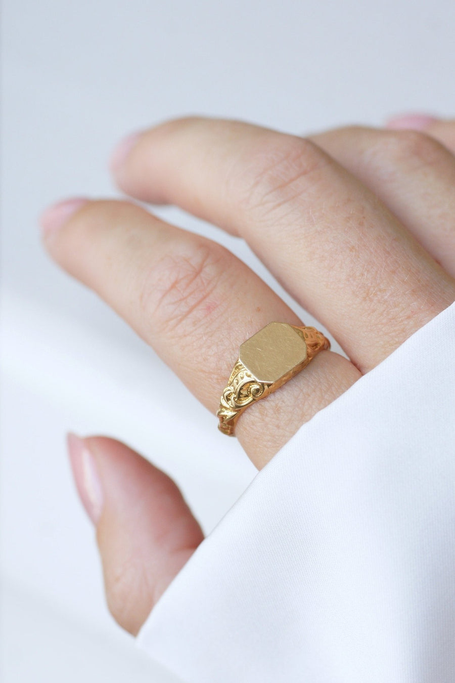 Antique yellow gold signet ring - Penelope Gallery