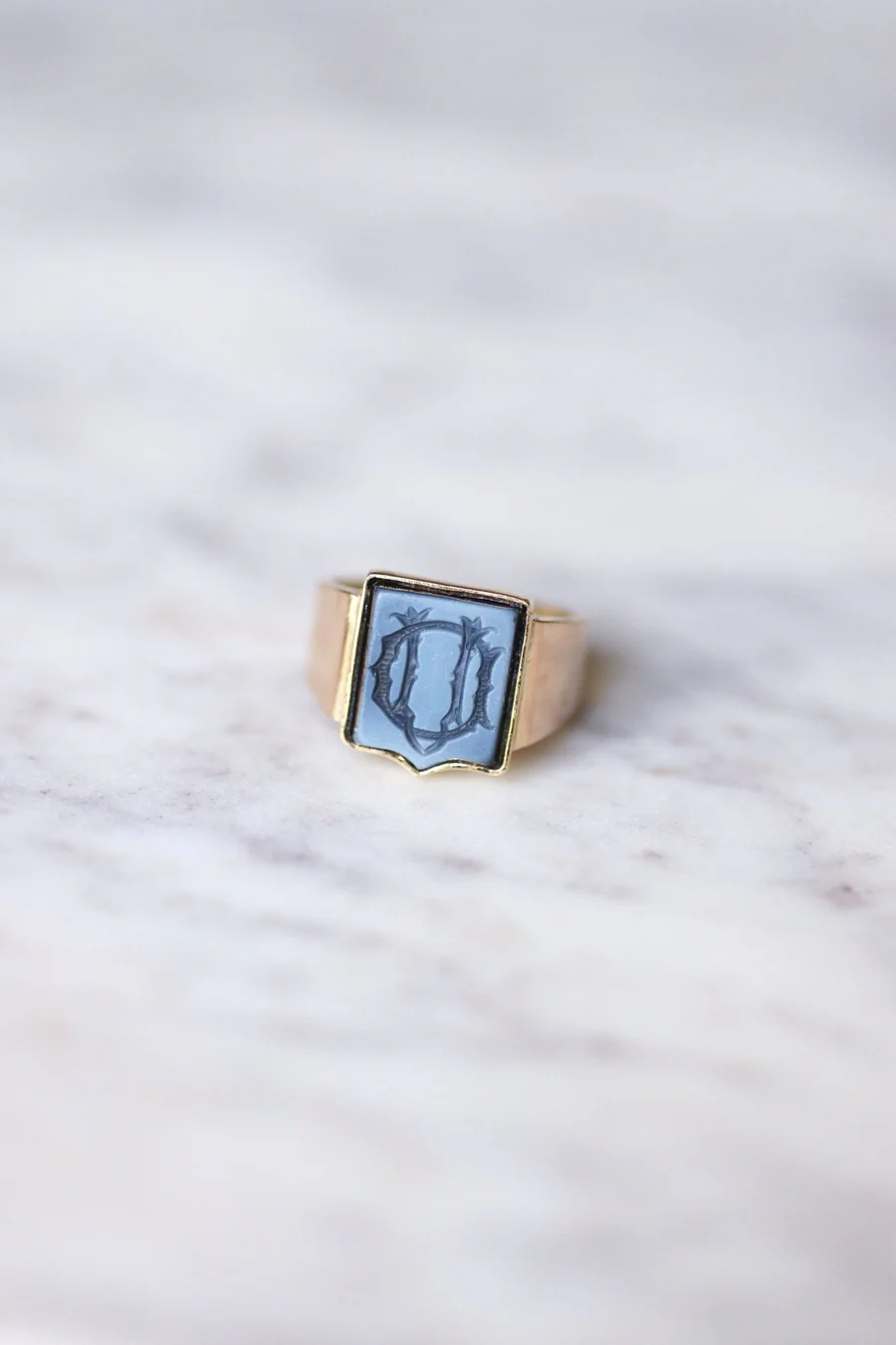 Antique monogrammed onyx nicolo intaglio knight ring on pink gold - Galerie Pénélope