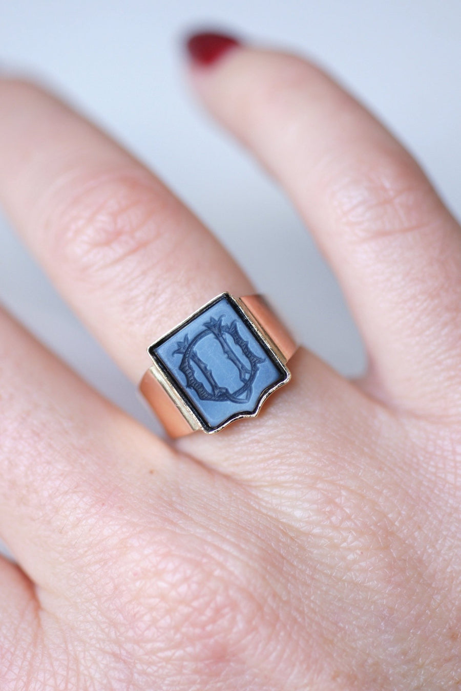 Antique monogrammed onyx nicolo intaglio knight ring on pink gold - Galerie Pénélope