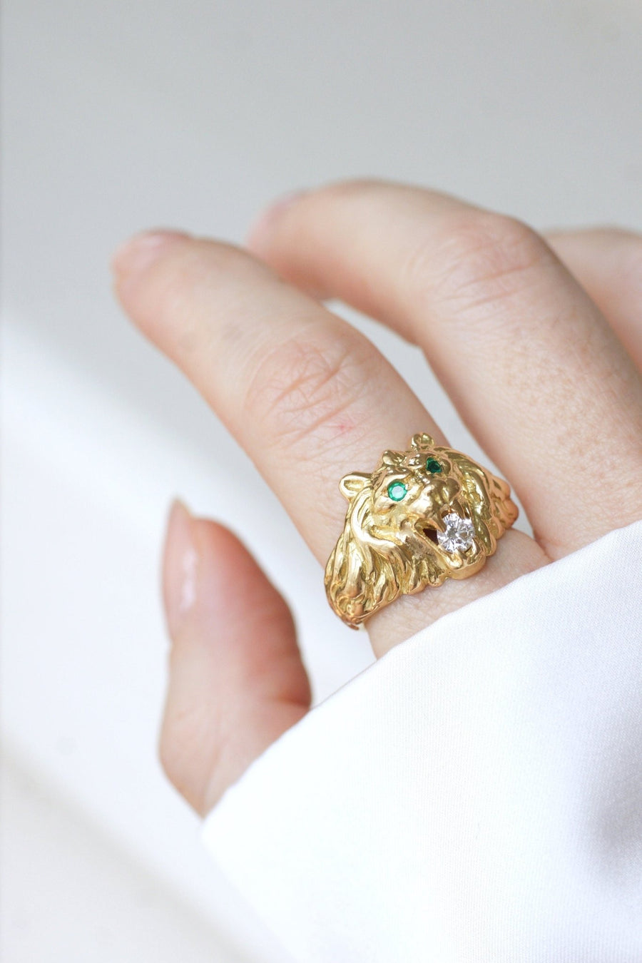 Yellow gold and diamond signet ring - Galerie Pénélope