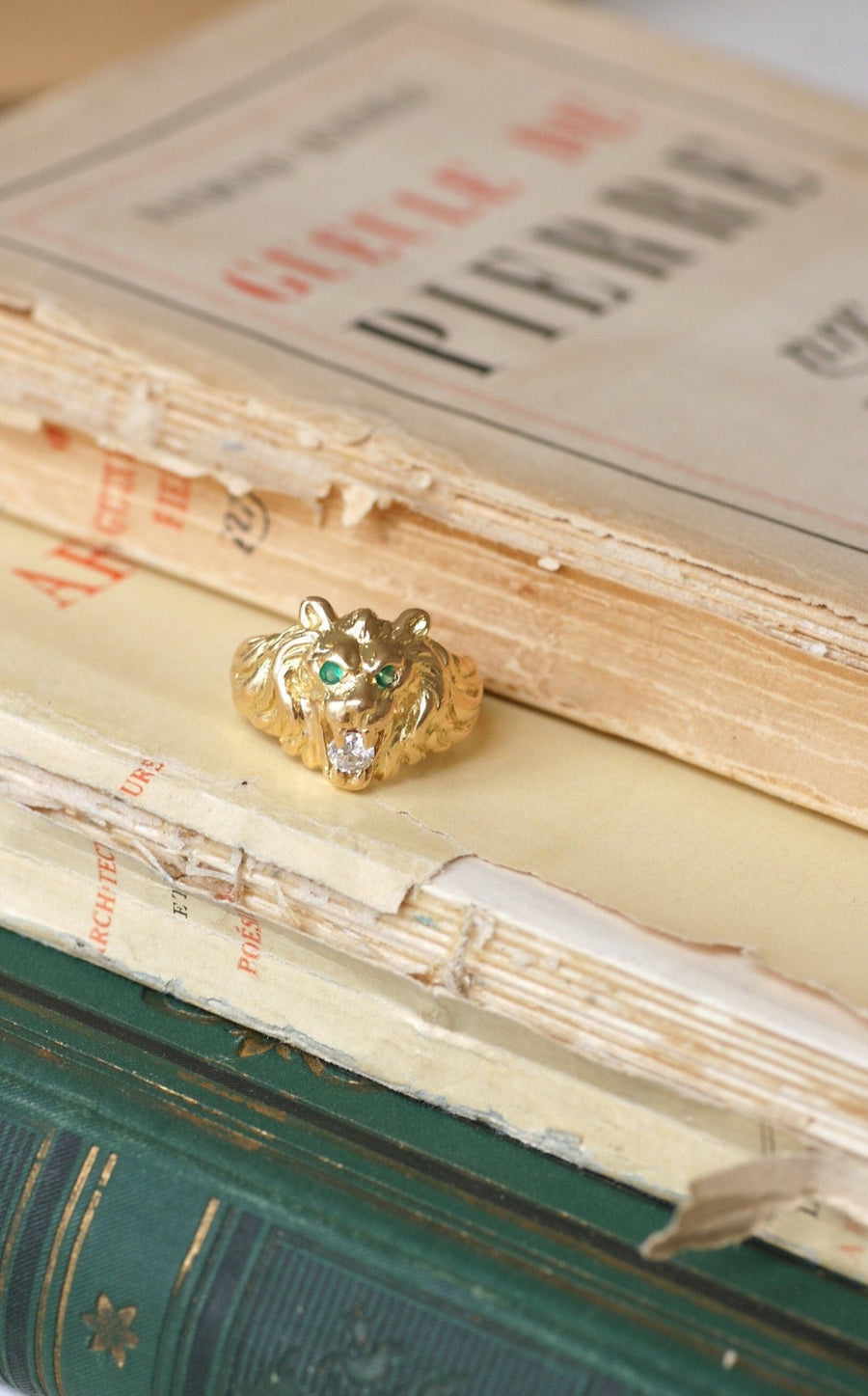 Yellow gold and diamond signet ring - Galerie Pénélope