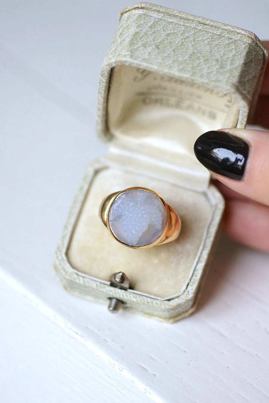 Antique style gold and chalcedony grape cameo ring - Galerie Pénélope