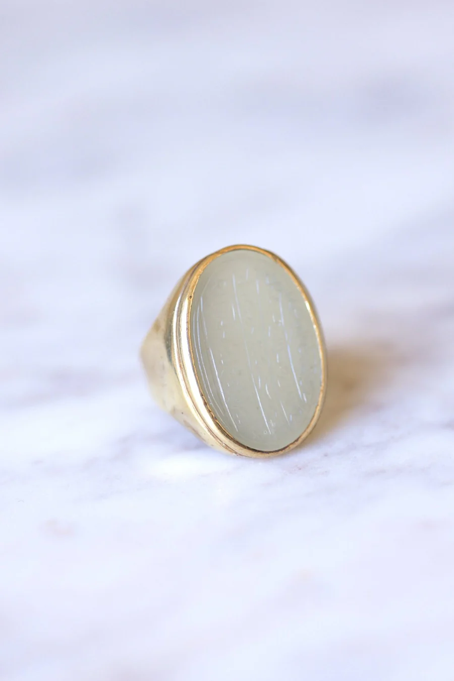 Antique gold and chalcedony talisman ring engraved with an oriental intaglio - Galerie Pénélope