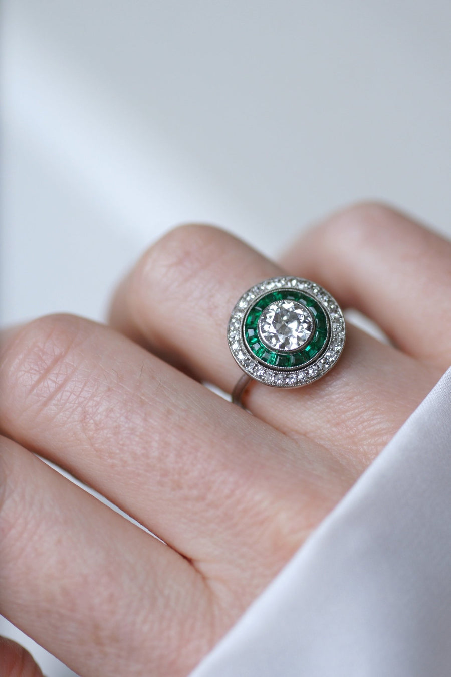 Halo diamond and calibrated emerald target ring - Galerie Pénélope