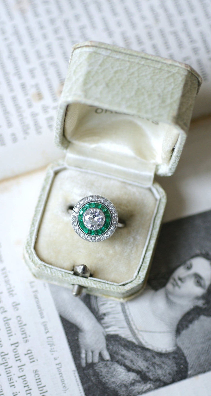 Halo diamond and calibrated emerald target ring - Galerie Pénélope