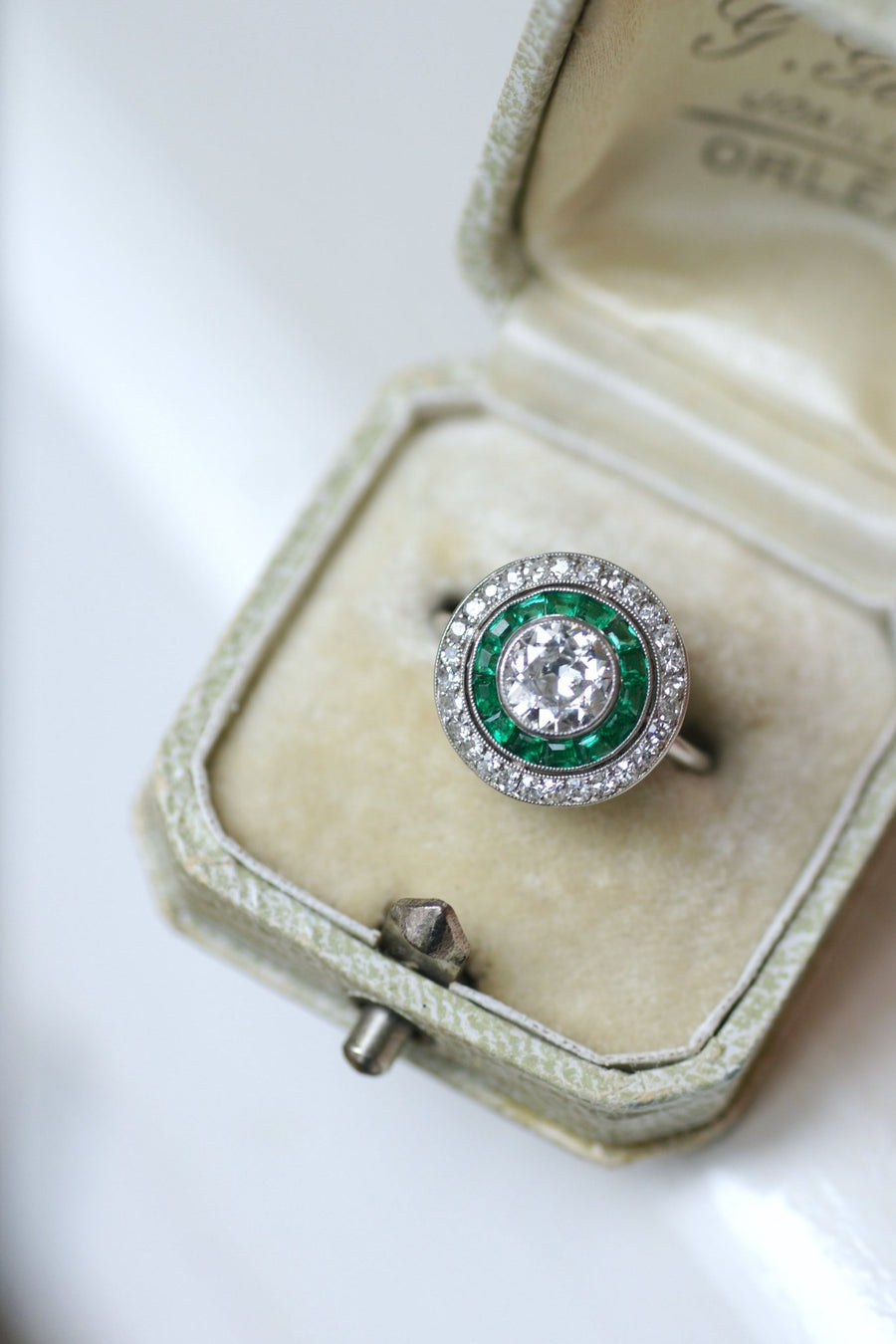 Halo diamond and calibrated emerald target ring - Galerie Pénélope