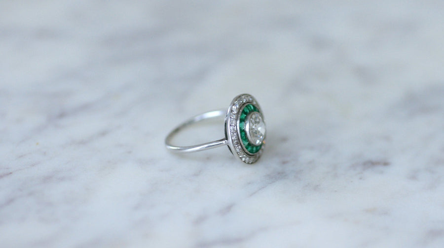 Halo diamond and calibrated emerald target ring - Galerie Pénélope