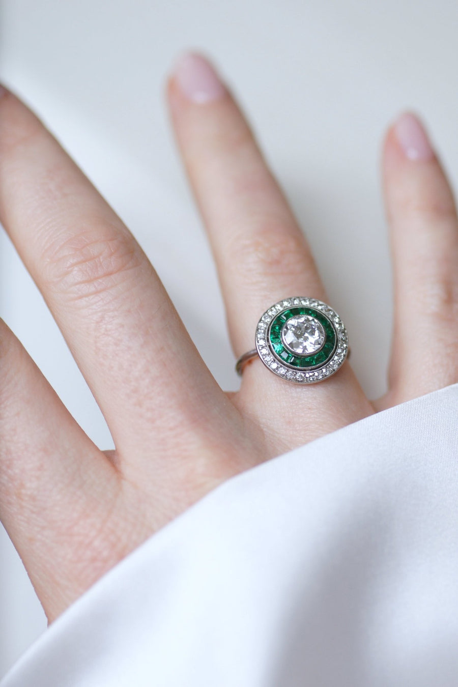 Halo diamond and calibrated emerald target ring - Galerie Pénélope