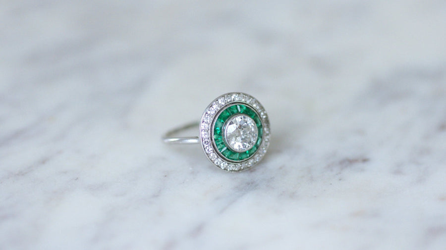 Halo diamond and calibrated emerald target ring - Galerie Pénélope