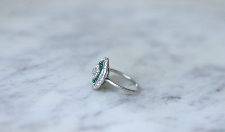 Halo diamond and calibrated emerald target ring - Galerie Pénélope