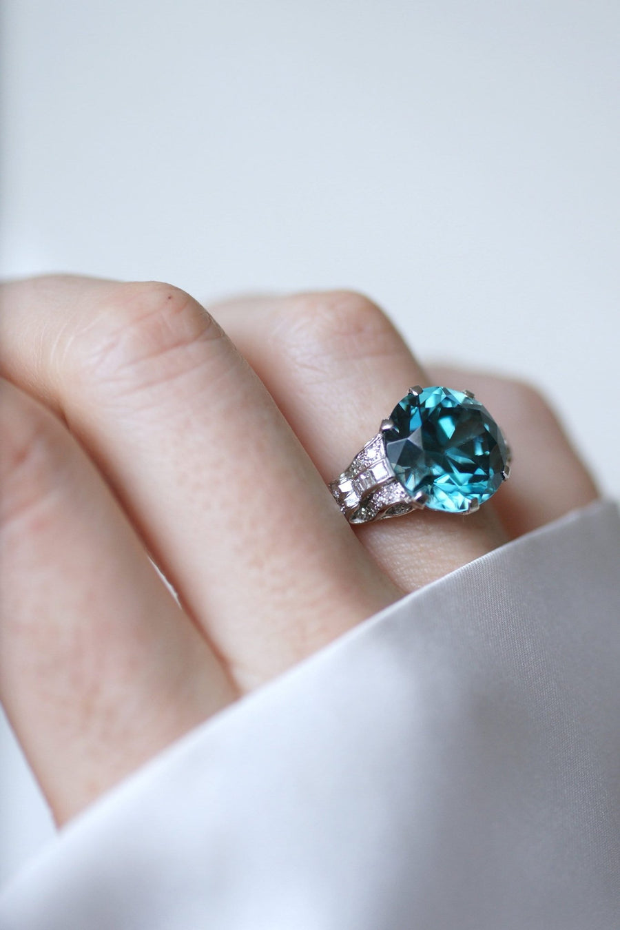 Blue zirconia and diamonds on platinum Cocktail ring - Galerie Pénélope