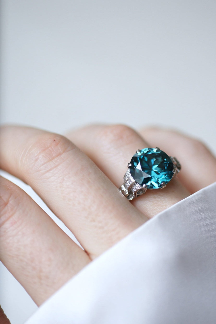 Blue zirconia and diamonds on platinum Cocktail ring - Galerie Pénélope