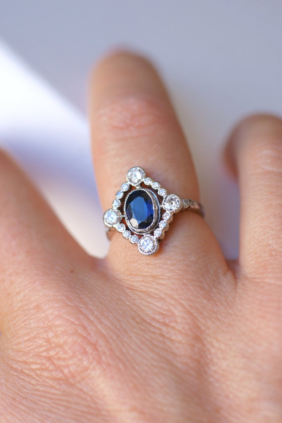 Belle Epoque sapphire engagement ring with diamonds on platinum - Galerie Pénélope