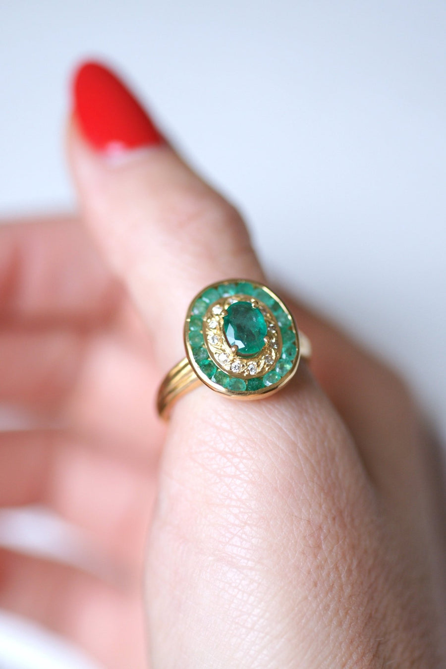 Emerald engagement ring surrounded by diamonds on yellow gold - Galerie Pénélope