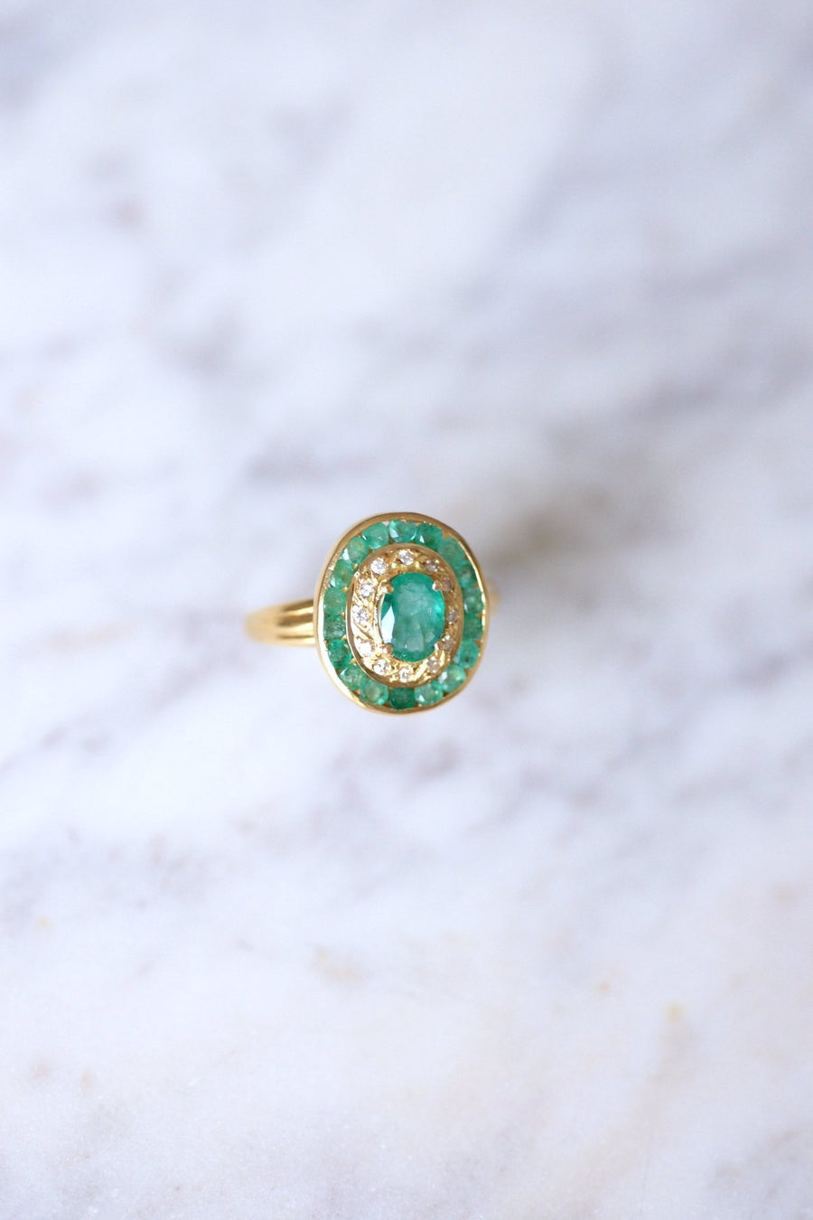 Emerald engagement ring surrounded by diamonds on yellow gold - Galerie Pénélope