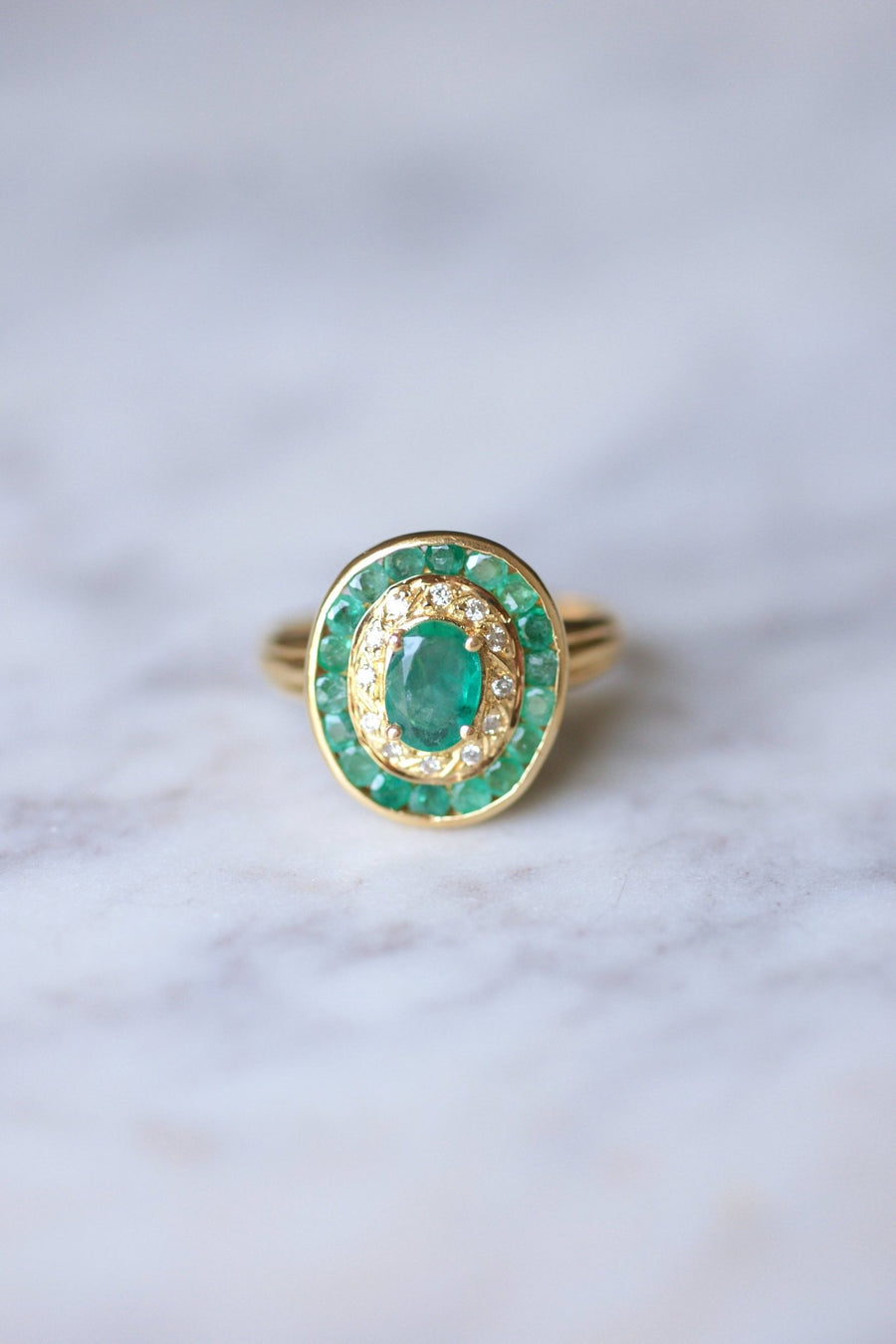 Emerald engagement ring surrounded by diamonds on yellow gold - Galerie Pénélope