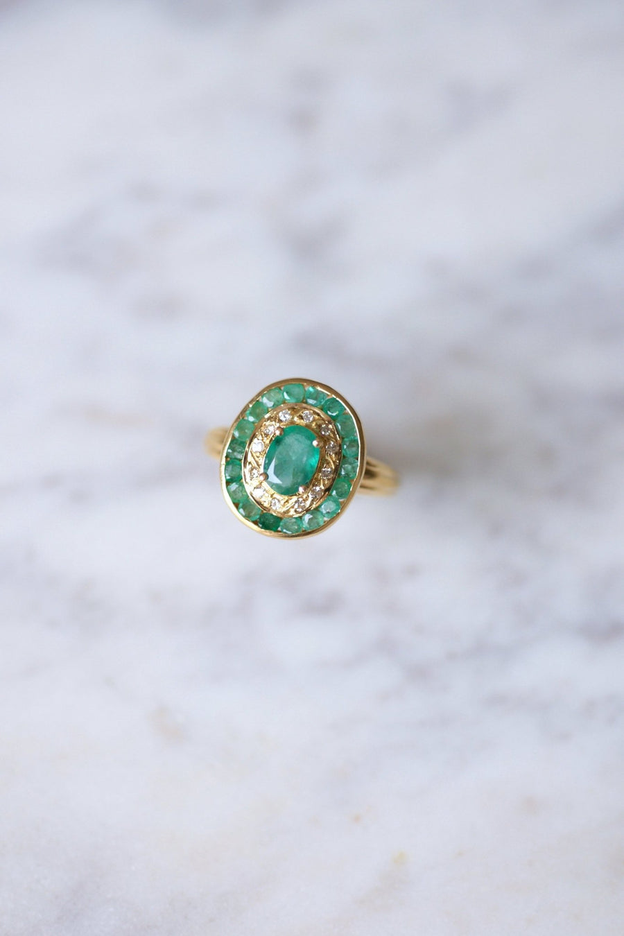 Emerald engagement ring surrounded by diamonds on yellow gold - Galerie Pénélope
