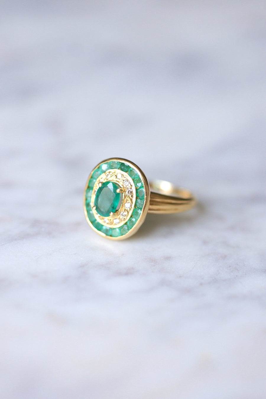Emerald engagement ring surrounded by diamonds on yellow gold - Galerie Pénélope