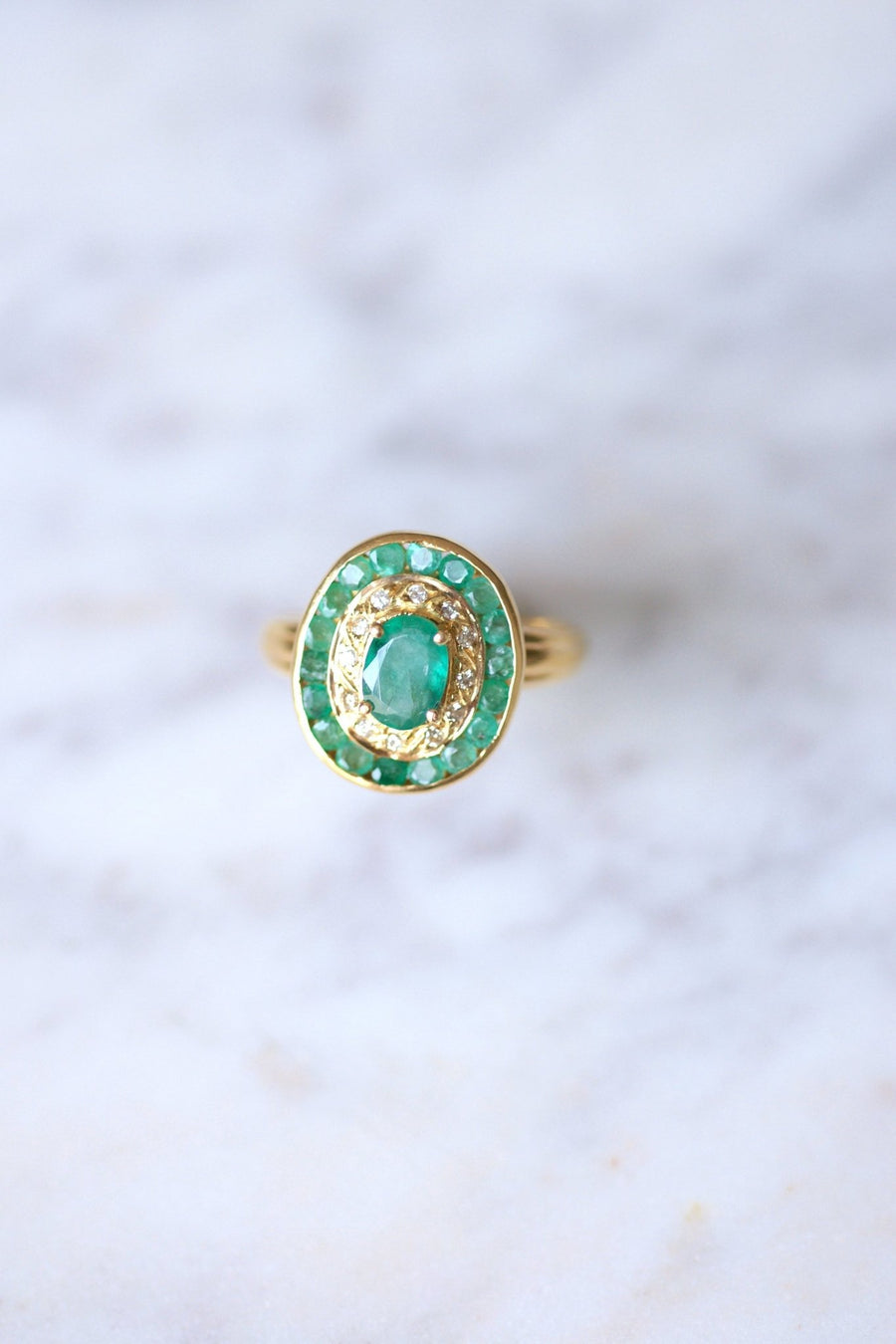 Emerald engagement ring surrounded by diamonds on yellow gold - Galerie Pénélope