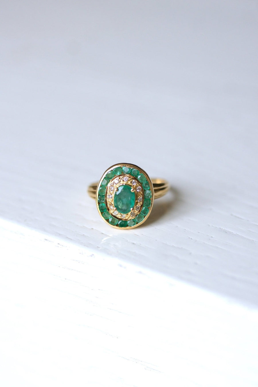 Emerald engagement ring surrounded by diamonds on yellow gold - Galerie Pénélope