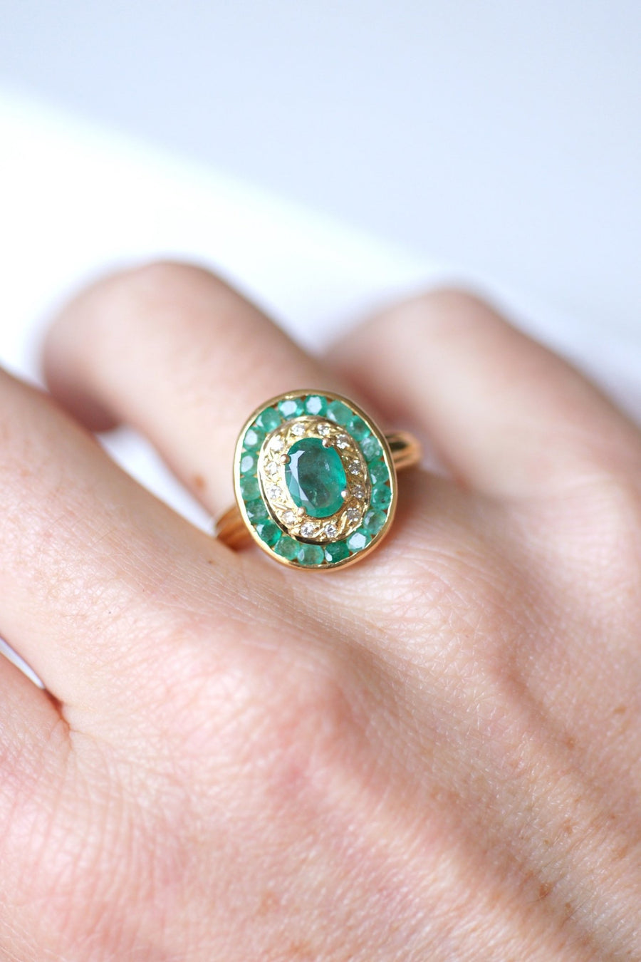 Emerald engagement ring surrounded by diamonds on yellow gold - Galerie Pénélope