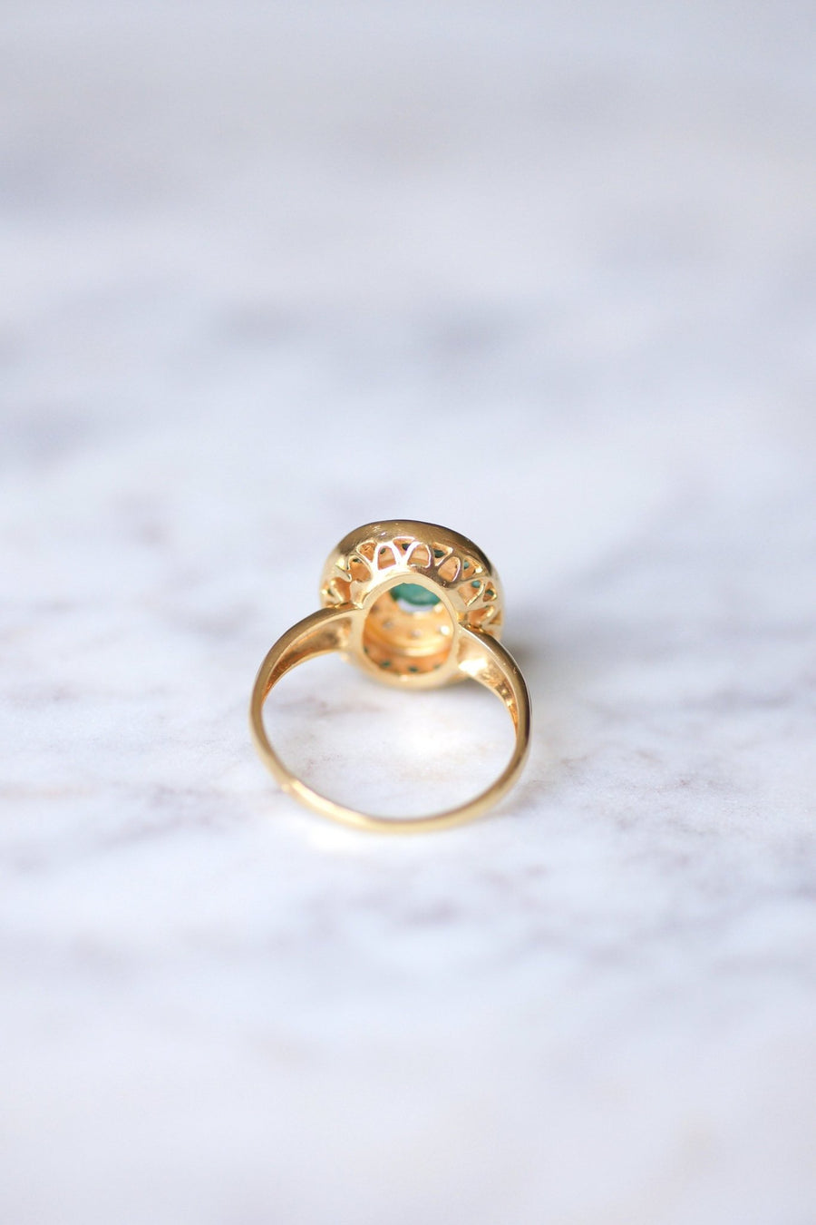Emerald engagement ring surrounded by diamonds on yellow gold - Galerie Pénélope