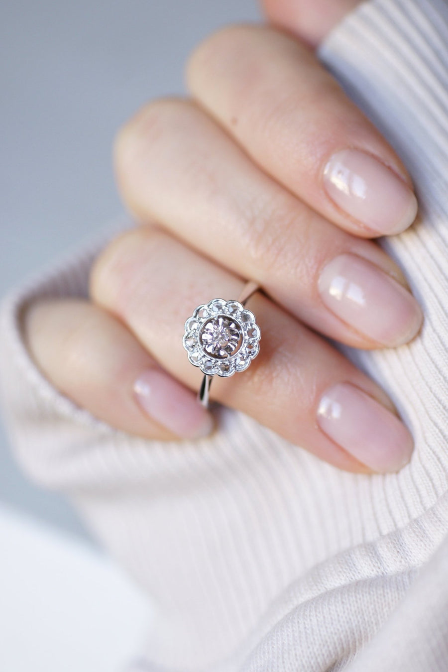 Art Deco daisy engagement ring in white gold and diamonds - Galerie Pénélope