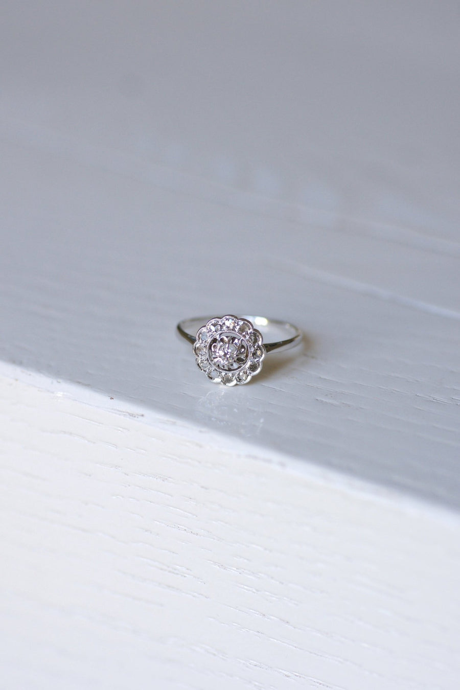 Art Deco daisy engagement ring in white gold and diamonds - Galerie Pénélope