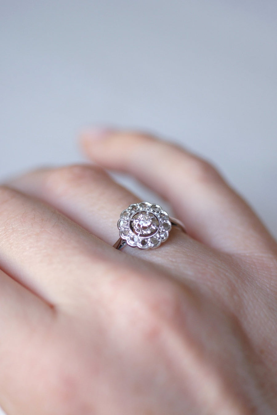Art Deco daisy engagement ring in white gold and diamonds - Galerie Pénélope