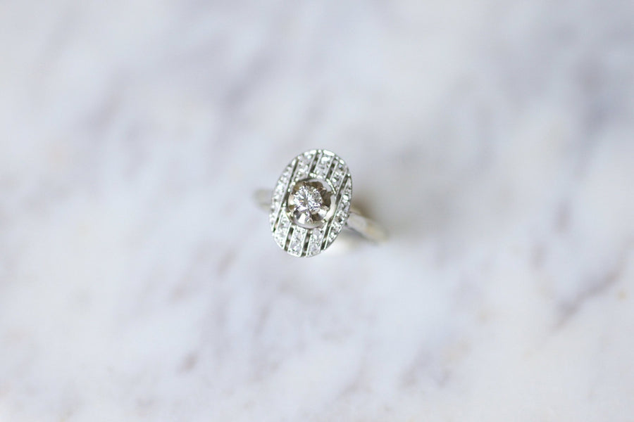 Oval Art Deco platinum, white gold and diamonds engagement ring - Galerie Pénélope