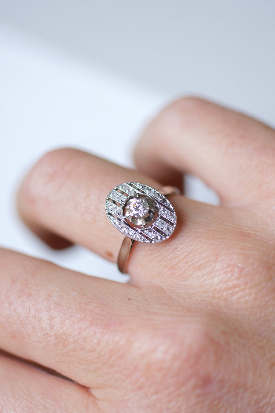 Oval Art Deco platinum, white gold and diamonds engagement ring - Galerie Pénélope