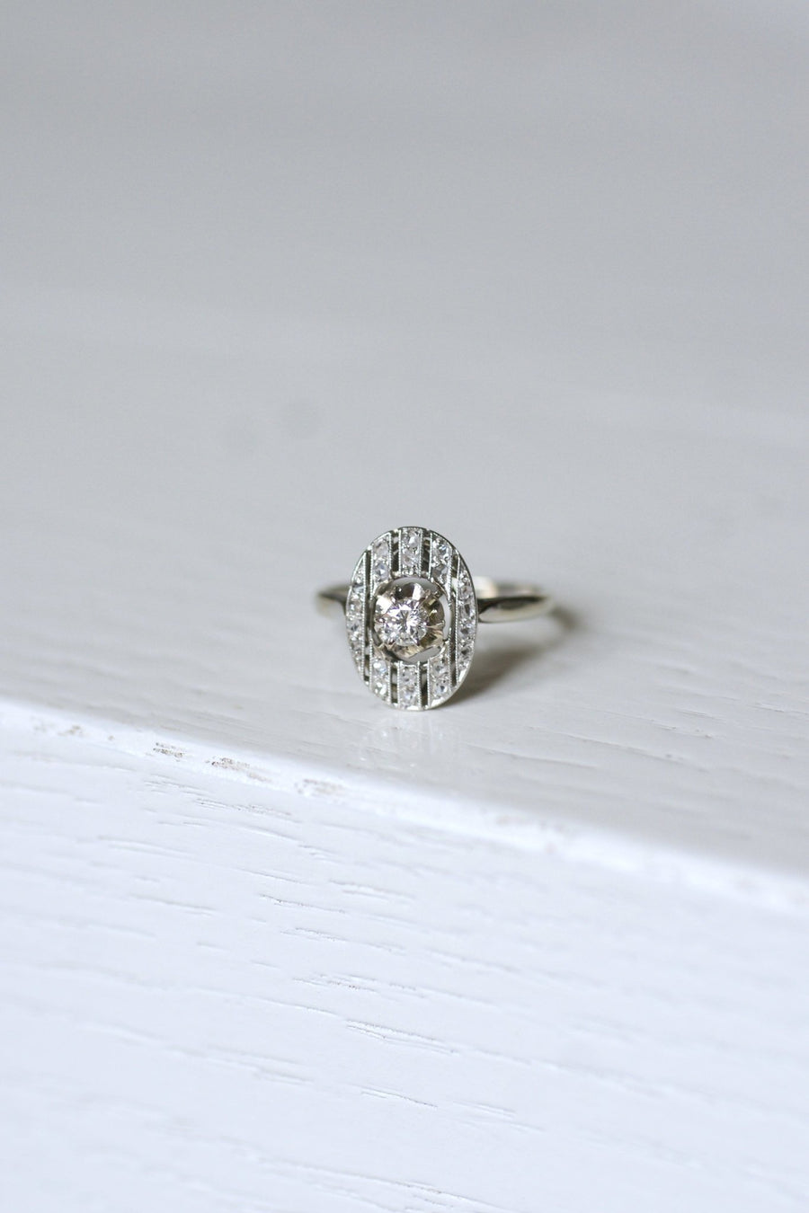 Oval Art Deco platinum, white gold and diamonds engagement ring - Galerie Pénélope