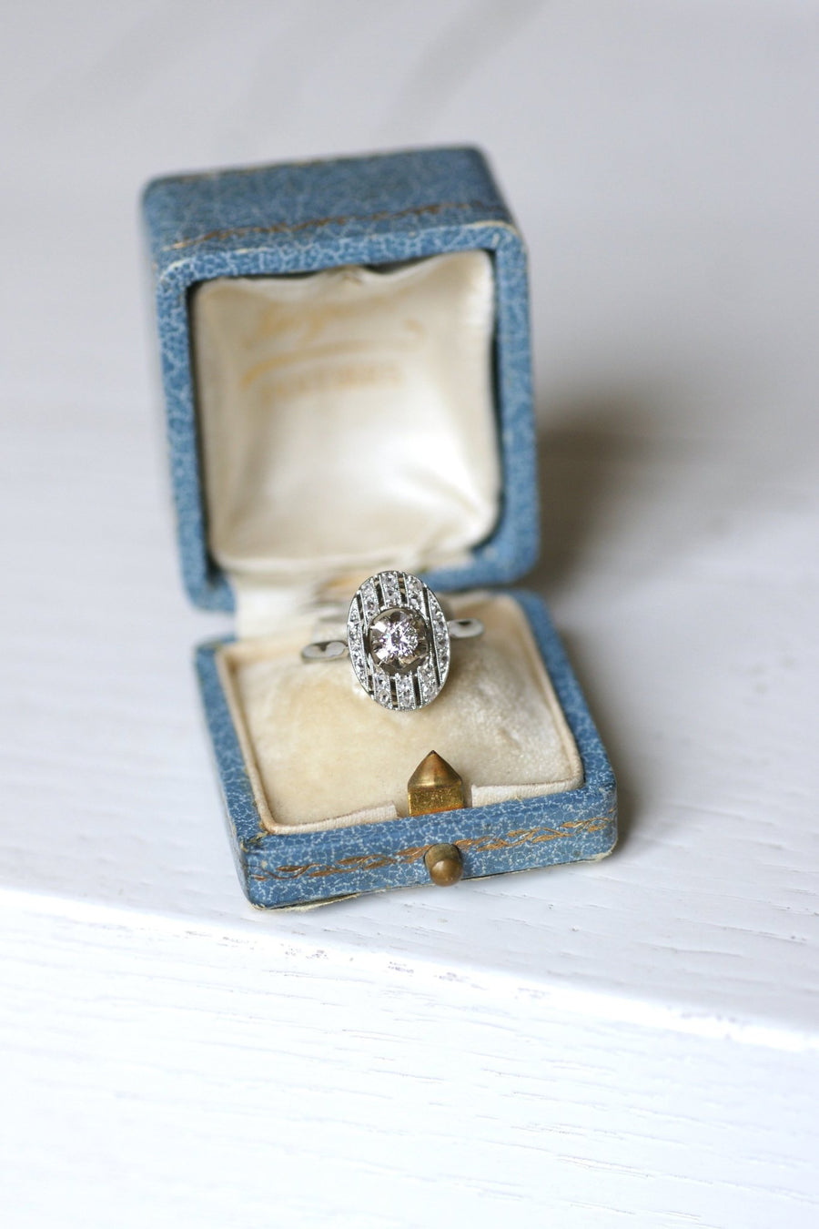 Oval Art Deco platinum, white gold and diamonds engagement ring - Galerie Pénélope