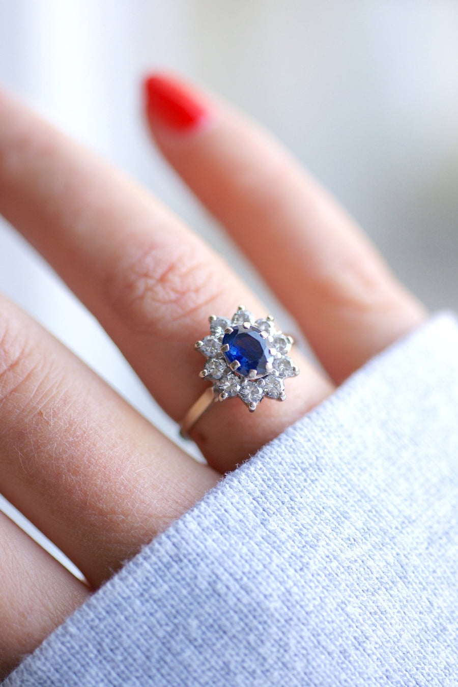 Sapphire engagement ring surrounded by diamonds on white gold - Galerie Pénélope