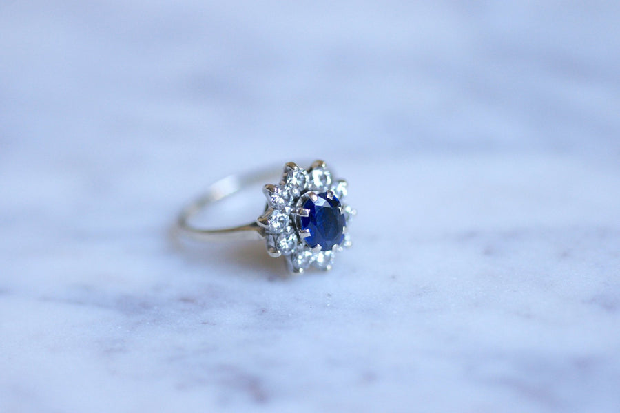 Sapphire engagement ring surrounded by diamonds on white gold - Galerie Pénélope