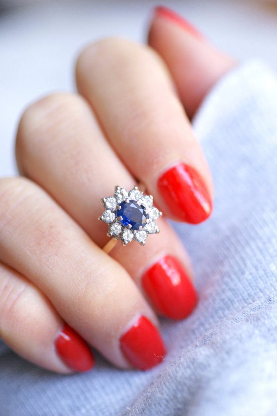 Sapphire engagement ring surrounded by diamonds on white gold - Galerie Pénélope