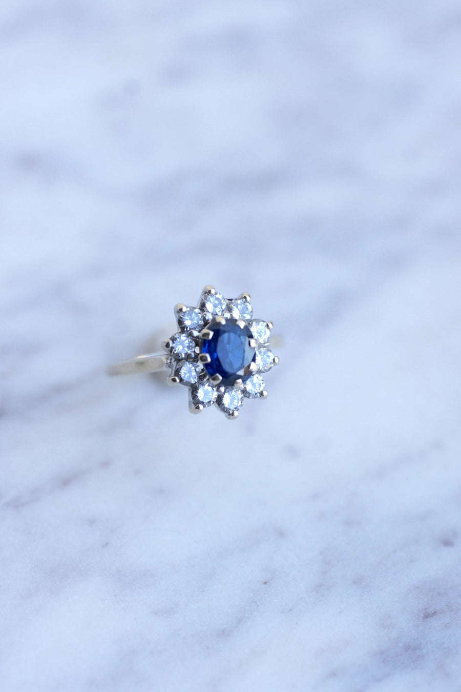 Sapphire engagement ring surrounded by diamonds on white gold - Galerie Pénélope