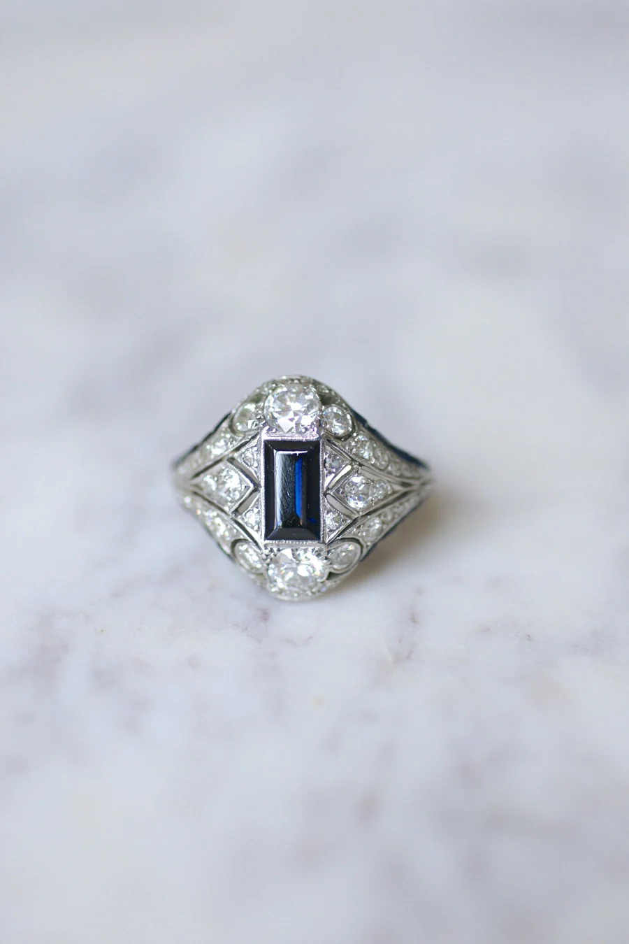Art Deco platinum, sapphires and diamonds dome ring - Galerie Pénélope
