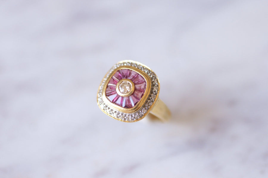 Yellow gold ring Art Deco style calibrated diamonds and rubies - Galerie Pénélope