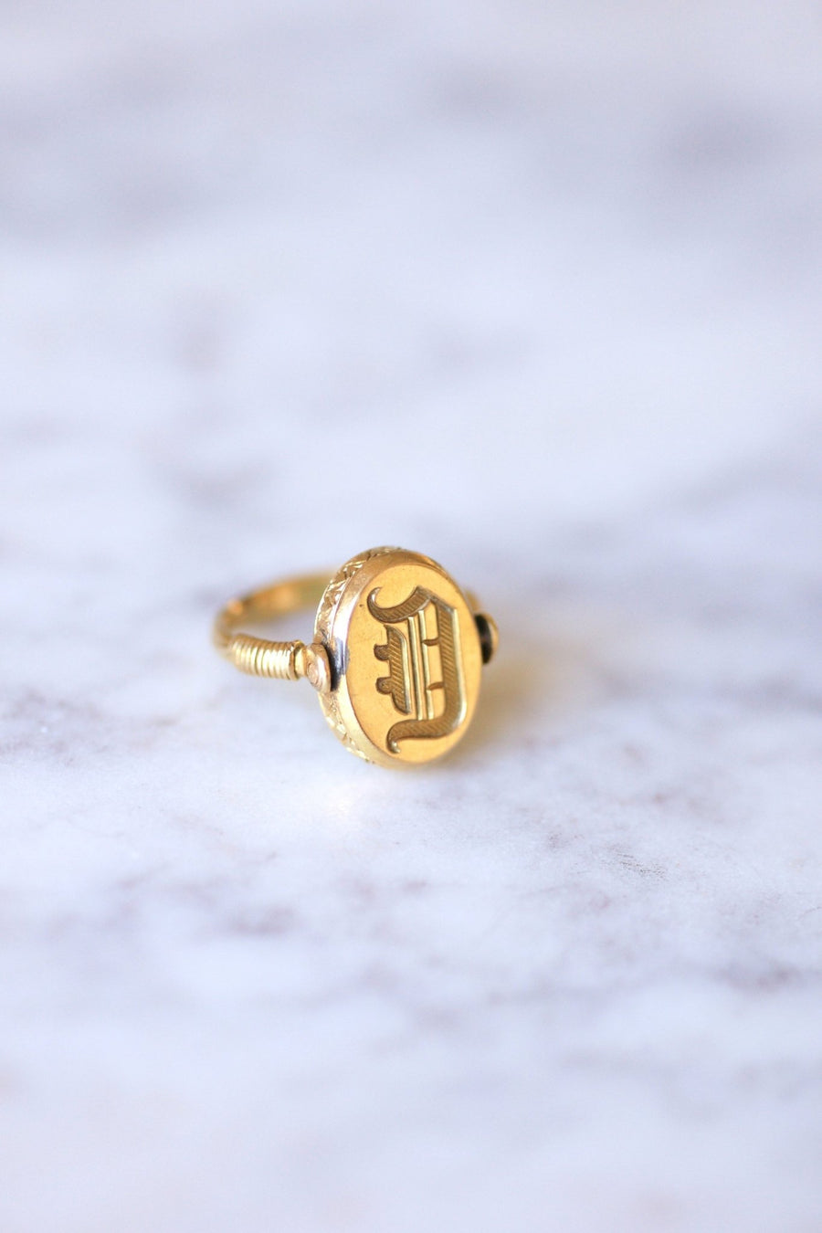 Antique yellow gold swivel intaglio ring set with a turquoise beetle and an initial - Galerie Pénélope