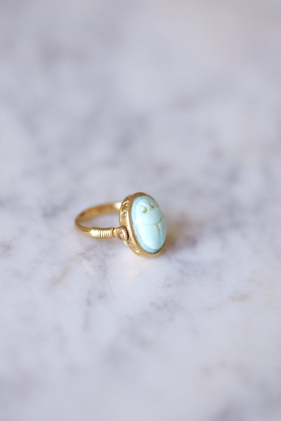 Antique yellow gold swivel intaglio ring set with a turquoise beetle and an initial - Galerie Pénélope