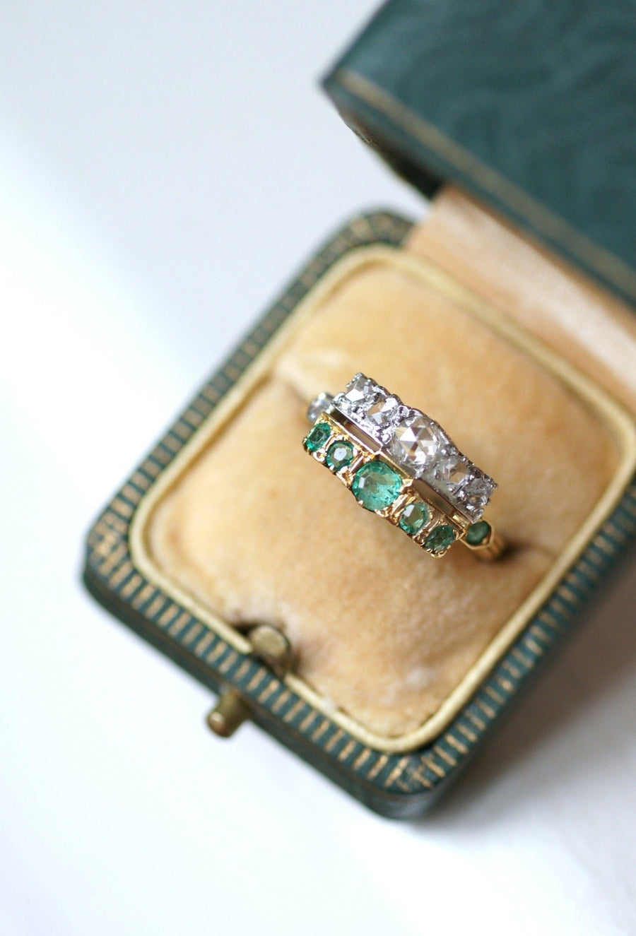 Line ring with diamonds and emeralds - Galerie Pénélope