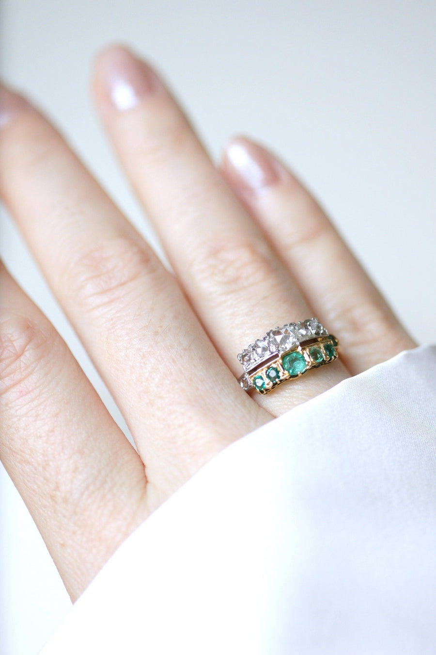 Line ring with diamonds and emeralds - Galerie Pénélope