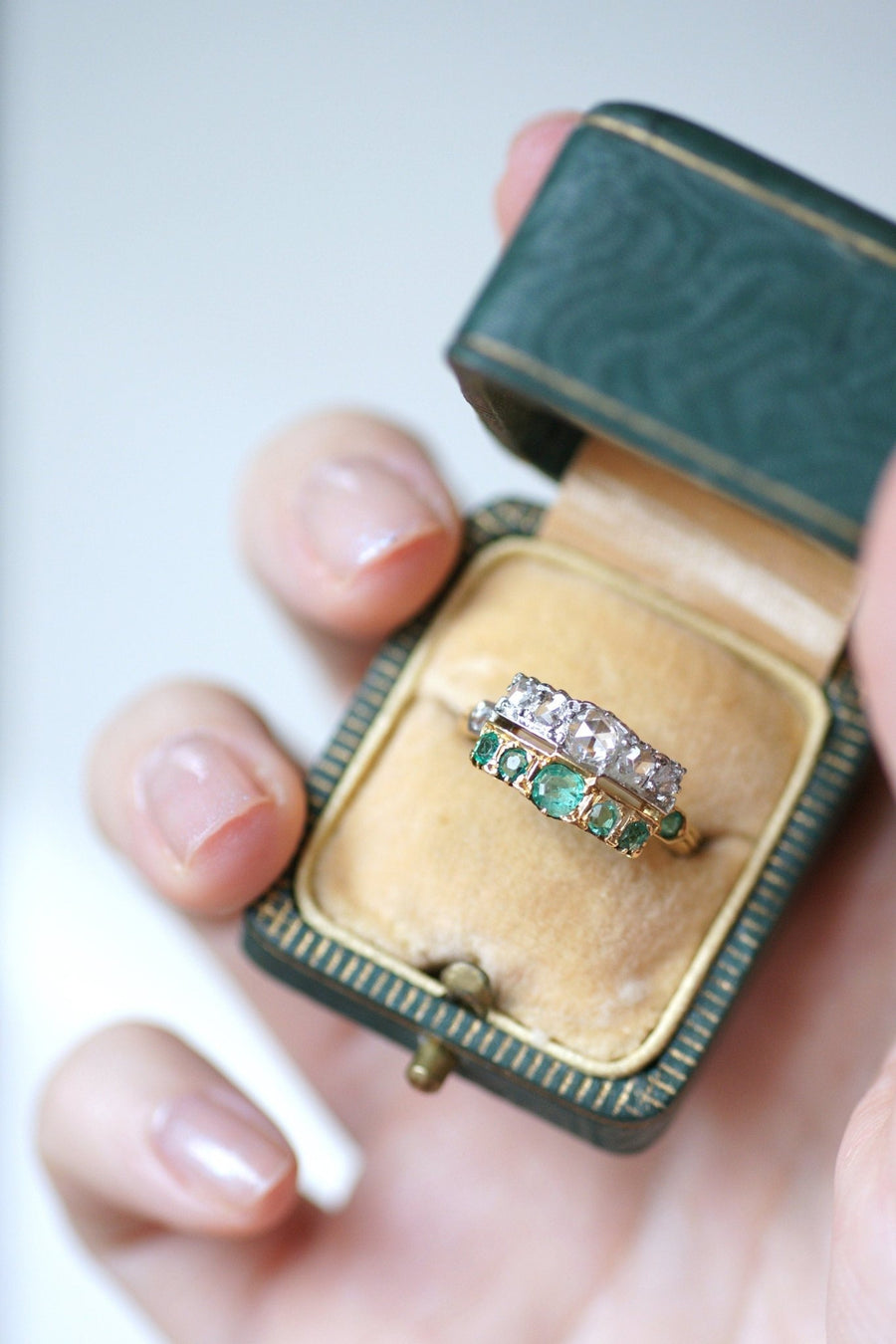 Line ring with diamonds and emeralds - Galerie Pénélope