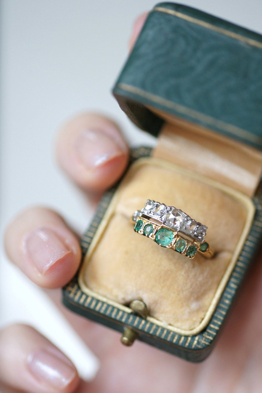 Line ring with diamonds and emeralds - Galerie Pénélope